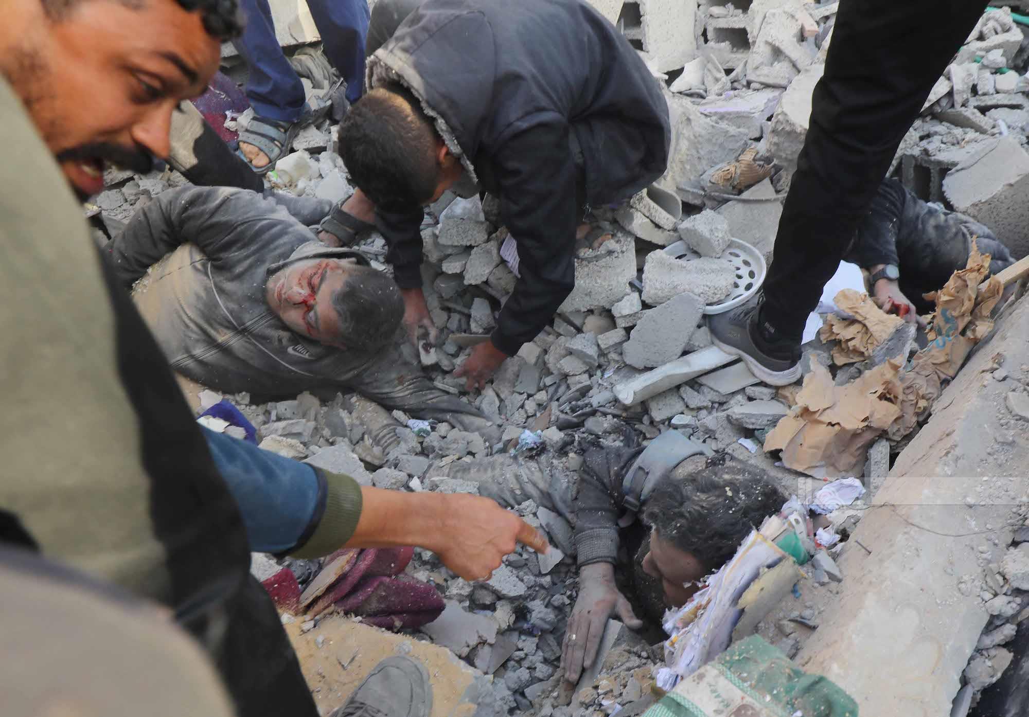 مواطنون ورجال الدفاع المدني ينتشلون عدد من الإصابات والشهداء في قصف بجانب مستشفى شهداء الاقصى.